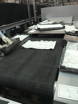 金屬輸送帶在鏡片行業的使用過程